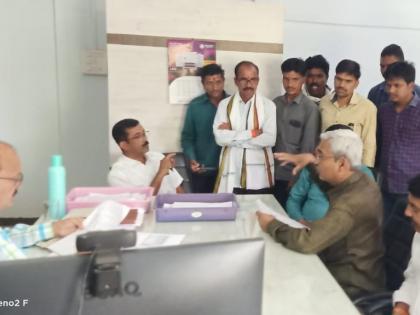 Agricultural pump connections stopped; Shiv Sainik asked Jab! | कृषीपंप जोडण्या रखडल्या; शिवसैनिक महावितरण कार्यालयात घुसले, जाब विचारला