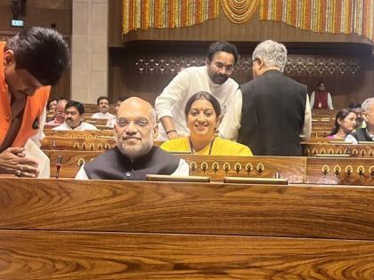 'Photo bomb...' Smriti Irani's photo with Amit Shah in the new Parliament goes viral | 'फोटो बॉम्ब...' स्मृती इराणींचा नवीन संसदेत अमित शहांसमवेतचा फोटो व्हायरल