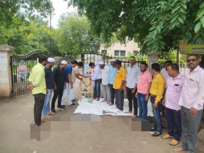 Protest in front of Malshiras Tehsil for cemetery and burial ground | स्मशानभूमी अन् दफनभूमीसाठी माळशिरस तहसीलसमोर आंदोलन