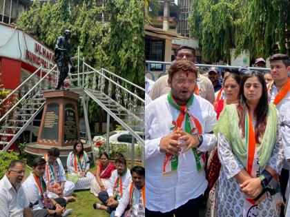 Protesting against the attack by the NCP, black ribbons were placed under the statue of Mahatma Gandhi | महात्मा गांधी पुतळा खाली काळ्या फिता लावून ठिय्या, राष्ट्रवादीकडून हल्ल्याचा निषेध