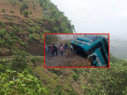 Terrible accident! 50 students' bus crashes in valley of dang district of gujrat, 5 killed, 40 injured | भीषण दुर्घटना ! 50 प्रवाशांनी भरलेली बस दरीत कोसळली, 2 ठार 40 जखमी