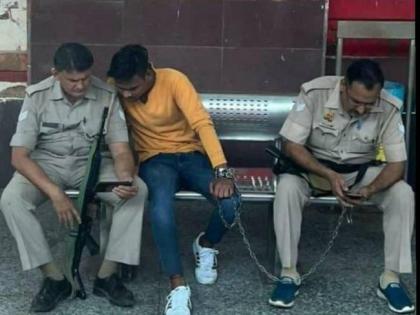 I became 'obsessed' with mobile; Handcuffs and police phones in the hands of the prisoner, photo viral on social media | मला 'वेड' लागले मोबाईलचे; कैद्याच्या हाती बेड्या अन् पोलिसांच्या फोन