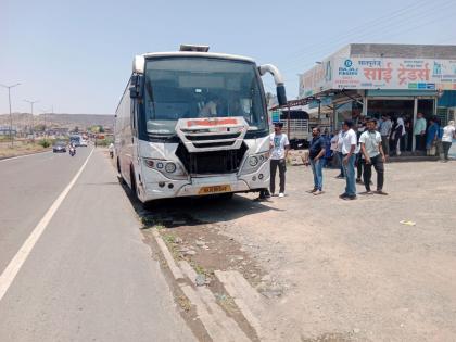 Smoke from the bus; Rushing to get out of the bus, the only loophole: fear among passengers in ahmadnagar | ST मधून धूर, प्रवाशांत भीती; शिवशाहीतून बाहेर पडण्यासाठी गर्दी करत पळापळ