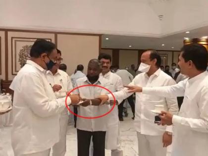 Tea talk ... Dhananjay Munde ran as soon as Ajit Pawar grabbed Jayant Patil's hand with cup of tea | चाय पे चर्चा... अन् अजित पवारांनी जयंत पाटलांचा हात धरताच धनंजय मुंडे धावले