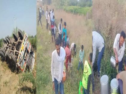 As a result of inflation... As soon as the oil tanker overturns, locals rush with pots in aurangabad village adul | महागाईचा परिणाम? ... गोडेतेलाचा टँकर पलटी होताच स्थानिकांची भांडे घेऊन गर्दी