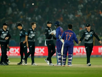 The Kiwis stumbled in the final overs; Indian bowlers make a comeback | किवी अखेरच्या षटकांमध्ये अडखळले; भारतीय गोलंदाजांनी केले पुनरागमन