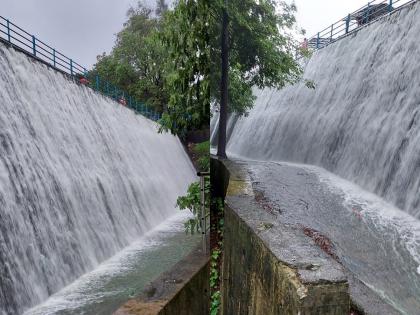 Good news for Mumbaikars, Powai lake was flooded due to rains | मुंबईकरांसाठी गुडन्यूज, दमदार पावसामुळे पवई तलाव भरुन वाहू लागला