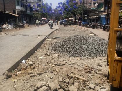 In Ulhasnagar, cement concrete roads are poor, use of crushed stone instead of sand in road construction. | 'उल्हासनगरात सिमेंट काँक्रीट रस्ते निकृष्ट, रस्ता बांधणीत रेतीऐवजी दगड चुऱ्याचा वापर'