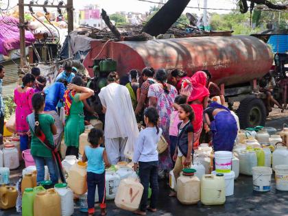 Nimma Maharashtra on tankers; Water supply through 1,858 tankers across the state | निम्मा महाराष्ट्र टँकरवर; राज्यभरात १,८५८ टँकरव्दारे पाणीपुरवठा