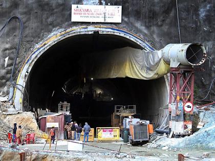 'Lifeline' reached the workers in the tunnel; Soon Khushali will know | बोगद्यात कामगारांपर्यंत पोहोचली ‘लाइफलाइन’; लवकरच खुशाली कळणार