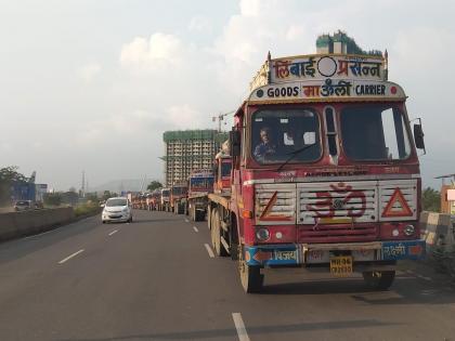 Unauthorized parking of heavy vehicles continues on Mumbai Goa highway; traffic police neglect | मुंबई-गोवा महामार्गावर अवजड वाहनांची अनधिकृत पार्किंग; वाहतुक पोलिसांचे दुर्लक्ष 