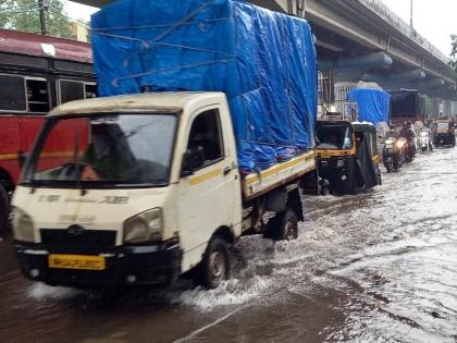 Heavy rains cause traffic jams in Bhiwandi | मुसळधार पावसामुळे भिवंडीत ठिकठिकाणी वाहतूक कोंडी