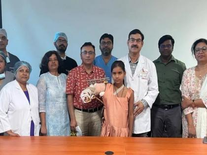 Doctor's breakthrough, toddler's broken arm attached at shoulder; Tears of joy for the relatives | चिमुकलीचा खांद्यापासून तुटलेला हात जोडला; डॉक्टरांचं मोठं यश, कुटुंबीयांस आनंदाश्रू