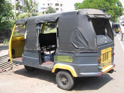 Auto carrying passenger overturns accident in buldhana, 7 women including 2 girls injured | प्रवाशी घेऊन जाणारा ऑटो पलटी, २ युवतींसह ७ महिला जखमी