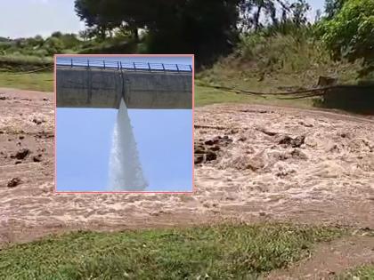 A major leak at the canal bridge on the right canal of Ujni; Waterfall form | उजनीच्या उजव्या कालव्यावरील कॅनॉल पुलाला मोठी गळती; धबधब्याचे स्वरूप