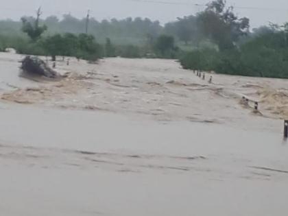 Santadhar continues in Wardha district; In many places, the flood situation is bad, roads are closed | वर्धा जिल्ह्यात संतधार सुरूच; अनेक ठिकाणी पूर परिस्थिती बिकट, रस्ते बंद