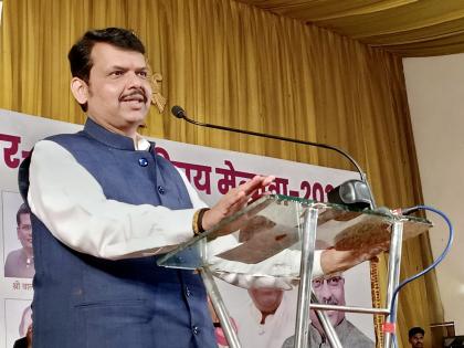 This government is attacking the money for prostitutes, the attack of Fadnavis | Devendra Fadanvis: वेश्यांसाठीच्या पैशावर डल्ला मारणारं हे सरकार, फडणवीसांचा गडचिरोलीतून प्रहार