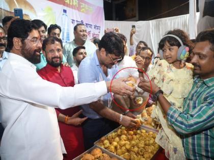 The Chief Minister Eknath Shinde distributed vada pav to the Ganesh devotees in the procession; Spot inspection of discharge | मुख्यमंत्र्यांनी गणेशभक्तांना वाटला वडापाव; मिरवणूक पाहणी अन् प्रत्यक्ष सहभाग