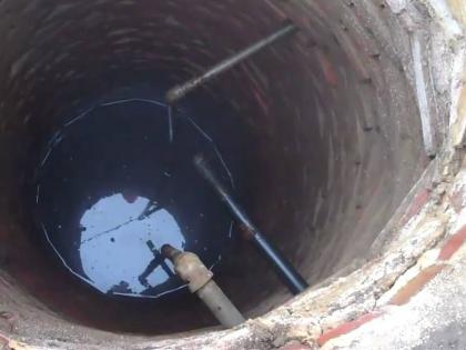 A mother with two little girls jumps into a well; The shocking incident cast a pall over the village | दोन चिमुकल्या मुलींसह मातेची विहिरीत उडी; धक्कादायक घटनेनं गावावर शोककळा