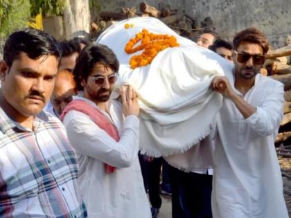 ayushyaman khurana emotional on shouldered his father's body, condolence from celebrities too | वडिलांच्या मृतदेहाला खांदा देताना गहिवरला आयुष्यमान, सेलिब्रिटींकडूनही शोक