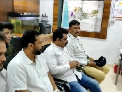 MNS in the hall of forest department for the moment of survey of unauthorized constructions on Mumbra mountain! | मुंब्रा डोंगरावरील अनधिकृत बांधकामाचा प्रश्न, मनसे पोहोचली वन विभागाच्या दालनात