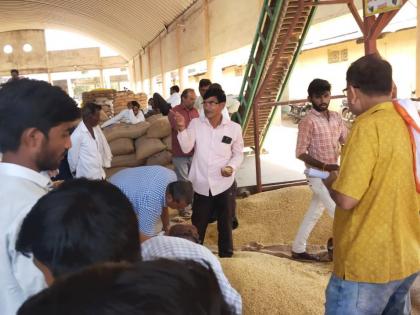 Preparing for the Rabi season including Diwali; Record arrival of soybeans in the market | दिवाळीसह रब्बी हंगामाची तयारी; बाजारात सोयाबीनची विक्रमी आवक