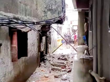 Woman killed in dangerous building collapse in Bhiwandi | भिवंडीत धोकादायक इमारतीचा सज्जा कोसळून महिला ठार