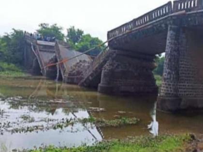 A bridge connecting Maharashtra-Gujarat near Nandurbar collapsed | महाराष्ट्र-गुजरातला जोडणारा नंदुरबार नजीकचा पूल कोसळला, व्हिडिओ व्हायरल