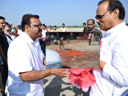 Attempt to block Ajit Pawar's convoy by throwing onions and tomatoes on the road in nashik | कांदे-टोमॅटो रस्त्यावर फेकत राष्ट्रवादीकडूनच अजित पवारांचा ताफा अडविण्याचा प्रयत्न