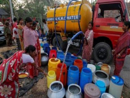 A water tanker for the village during the rainy season, everyone is eager for rain | ऐन पावसाळ्यात गावासाठी पाण्याचा टँकर, सगळ्यांनाच पावसाची आतुरता