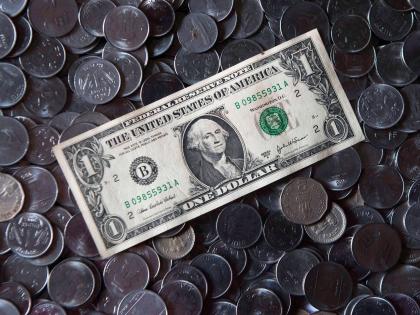 The US swallows one rupee, a fall of 99 paise against the dollar | अमेरिकेने गिळला एक रुपया, डॉलरच्या तुलनेत ९९ पैशांनी घसरण