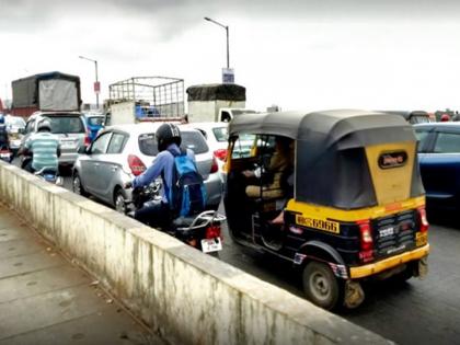 It took two hours for half an hour on the Saket bridge of thane | साकेत पुलावर यंदाही ‘खड्डे’कोंडी, अर्ध्या तासासाठी लागले दोन तास