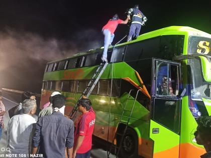 A private bus caught fire on the Samriddhi highway, 32 passengers including the driver were rescued | समृद्धी महामार्गावर धावत्या बसला आग; प्रसंगावधानतेमुळे चालकांसह ३२ प्रवाशी बचावले