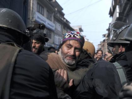 Yasin Malik sentenced to life imprisonment, stoned by protesters | यासिन मलिकला जन्मठेपेची शिक्षा, निकालानंतर निदर्शकांकडून दगडफेक