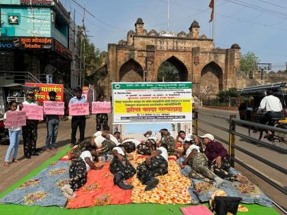 Sleep protest at Jatpura gate against traffic congestion in chandrapur | चंद्रपुरात वाहतूक कोंडीविरोधात जटपुरा गेटवर झोपा काढा आंदोलन