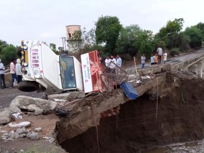 The British-era bridge near Loharan collapsed, vehicles hung in shegaon | लोहारानजीकचा ब्रिटीशकालीन पूल खचला, वाहन लटकले