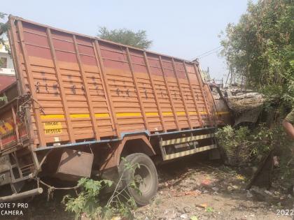 Bhardhaw Eicher broke into the house, killing the young man taking a bath | भरधाव आयशर घरात घुसला, अंघोळ करणारा तरुण जागीच ठार