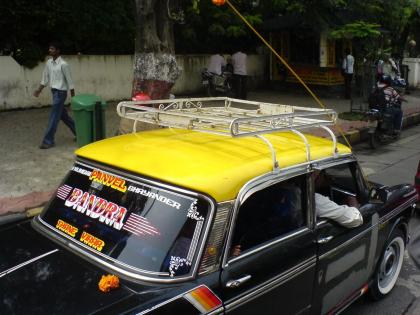 Brokers charge an additional Rs 250 for updating the meter; Drivers block the road | मीटर अद्ययावत करण्यासाठी दलाल आकारतात अतिरिक्त २५० रुपये; चालकांनी केला रास्ता रोको