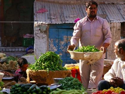 Pea Rs 200 per kg, vegetables hit by inflation | वाटाणा २०० रुपये किलो, भाजीपाल्याला महागाईचा तडका