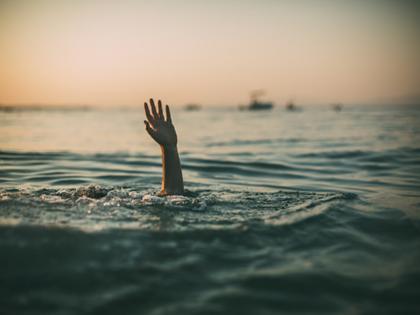 16-year-old drowns while washing fertilizer sacks dhule | खताच्या गोण्या धुताना तोल गेला, 16 वर्षीय मुलाचा बुडून मृत्यू