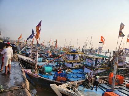 Elgar of Persian fishermen against Govt, Traders, protest by shutting down boats | व्यापारी अन् शासनाविरोधात पर्ससीन मच्छीमारांचा एल्गार, बोटी बंद ठेऊन निषेध