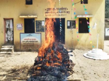 Funeral in front of Gram Panchayat as there is no cemetery | असाही संताप... स्मशानभूमी नसल्याने ग्रामपंचायतीसमोरच अंत्यसंस्कार