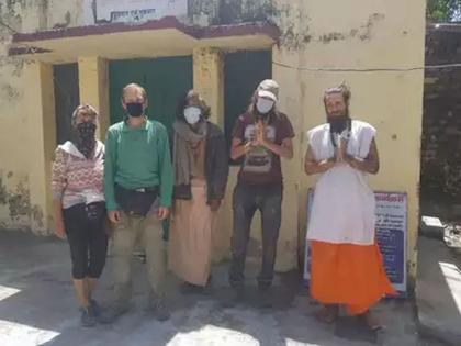 CoronaVirus Police Arrested Foreign Nationals From A Cave In Rishikesh | CoronaVirus: तब्बल २५ दिवस गुहेत लपलेले 'ते' पर्यटक बाहेर आले अन्...