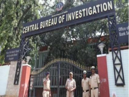 Delhi Election: CBI arrests OSD to Delhi deputy CM Manish Sisodia on bribery charges | Delhi Election: निवडणुकीच्या तोंडावर लाच घेताना उपमुख्यमंत्र्यांच्या 'ओएसडी'ला अटक!