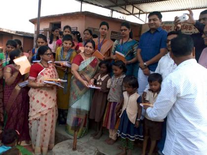  Students distribute ten quintals of grain to tribal brothers | आदिवासी बांधवांना विद्यार्थ्यांनी वाटप केले दहा क्विंटल धान्य