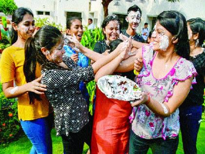 CBSE 10th Result 2018: CBSE stays with SSC students; Three girls in the top four | CBSE 10th Result 2018: सीबीएसई दहावीतही विद्यार्थिनींचीच बाजी; अव्वल चौघांमध्ये तीन मुली