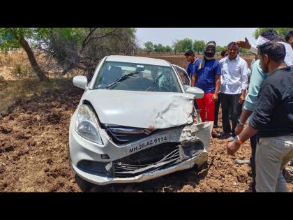 Dragging the handbrake to control the car takes off; Two wounded | कंट्रोलसाठी हँडब्रेक ओढल्याने कार उडाली हवेत; दोन जखमी