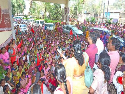 Anganwadi workers whistle protest in Zilla Parishad Demand for cancellation of notices of reduction from service | अंगणवाडी कर्मचाऱ्यांचे जिल्हा परिषदेत शिट्टी वाजवा आंदोलन; सेवेतून कमी करण्याबाबत काढलेल्या नोटिसा रद्द करण्याची मागणी