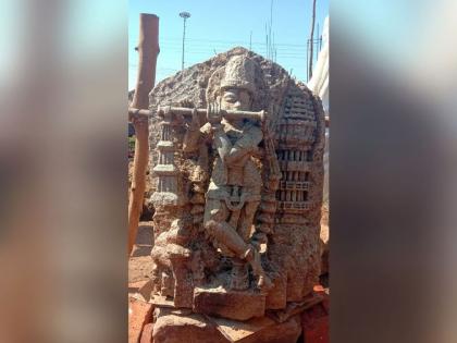 Krishnamurti was found in the excavation of a house at Khed in Brahmapuri taluka of chandrapur | घराच्या खोदकामात सापडले श्रीकृष्णाचे प्राचीन शिल्प; नागरिकांची मोठी गर्दी