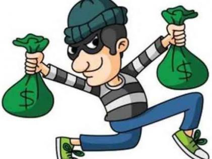 Theft at Khamkarwadi, three weights of gold and cash lamp of ten thousand rupees | खामकरवाडी येथे चोरी, तीन तोळे सोने व दहा हजार रुपयाची रोकड लंपास